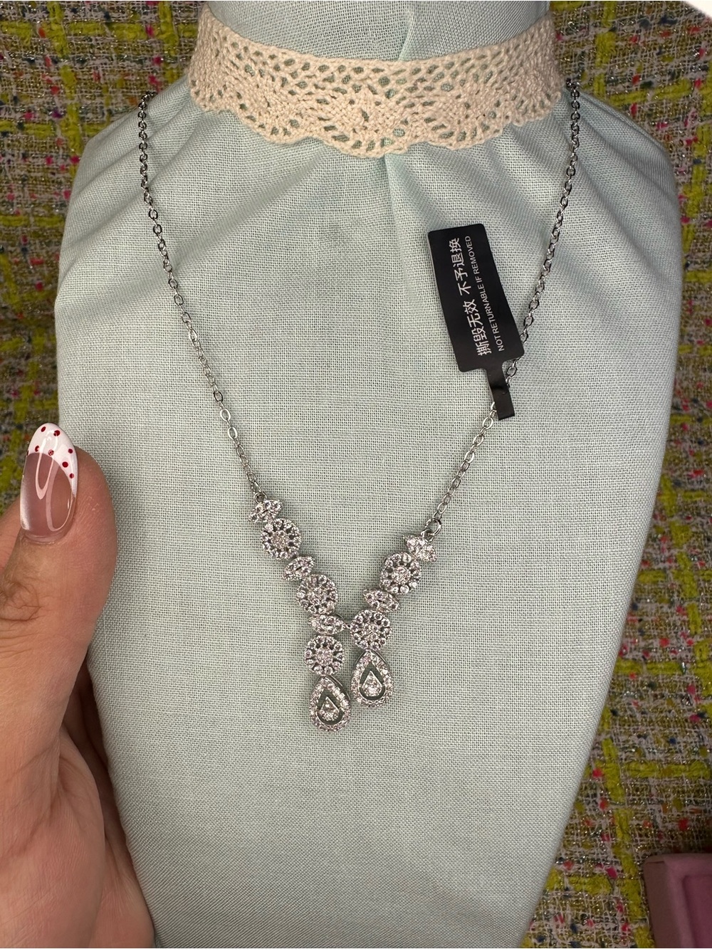 A great Moissanite diamond Silver Floral Crystal Pendant Necklace